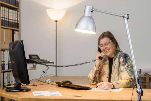 Lámpara blindada de escritorio con sujeción