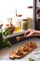 Vista previa: Tabla de corte de madera de olivo 42x14 cm Vista previa: Tabla de corte de madera de olivo 42x14 cm