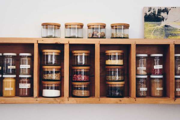 Tarros de vidrio con tapas de madera